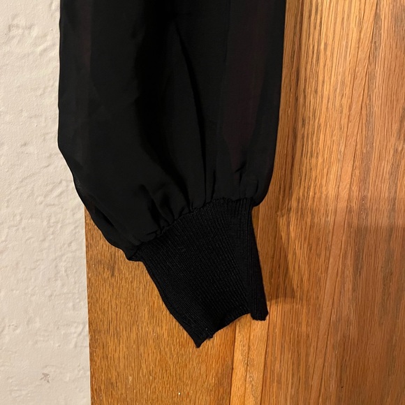 women’s long sleeve cropped mesh sleeve shirt - black - Picture 3 of 4